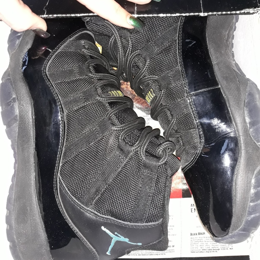 Jordan gamma blue 11s dead stock mids